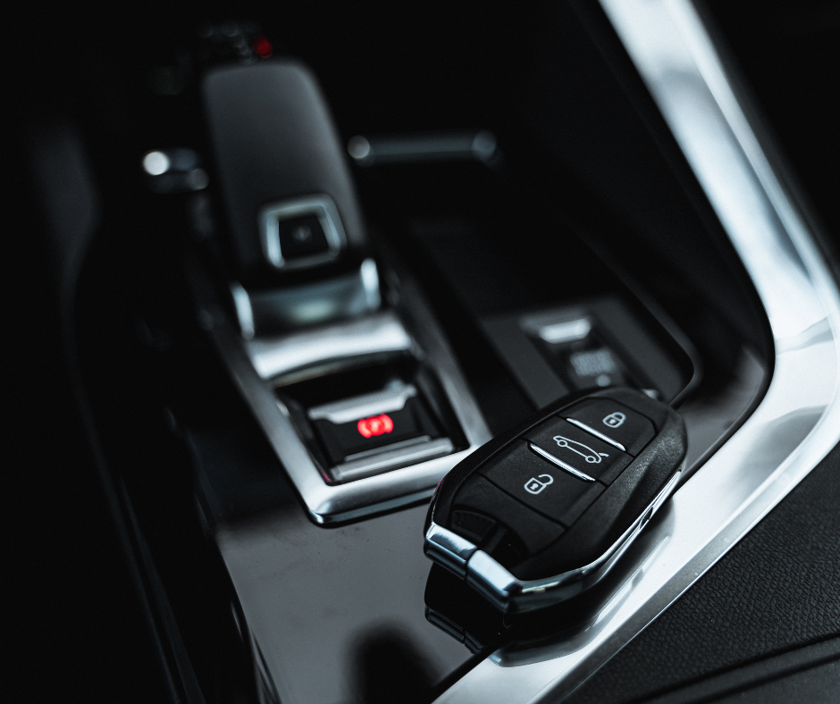 Clé automobile posée dans une console centrale