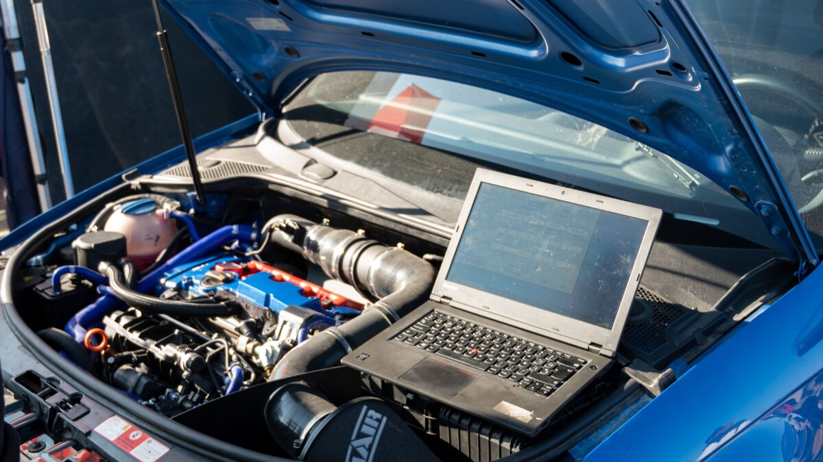 Ordinateur de diagnostic installé dans le compartiment moteur
